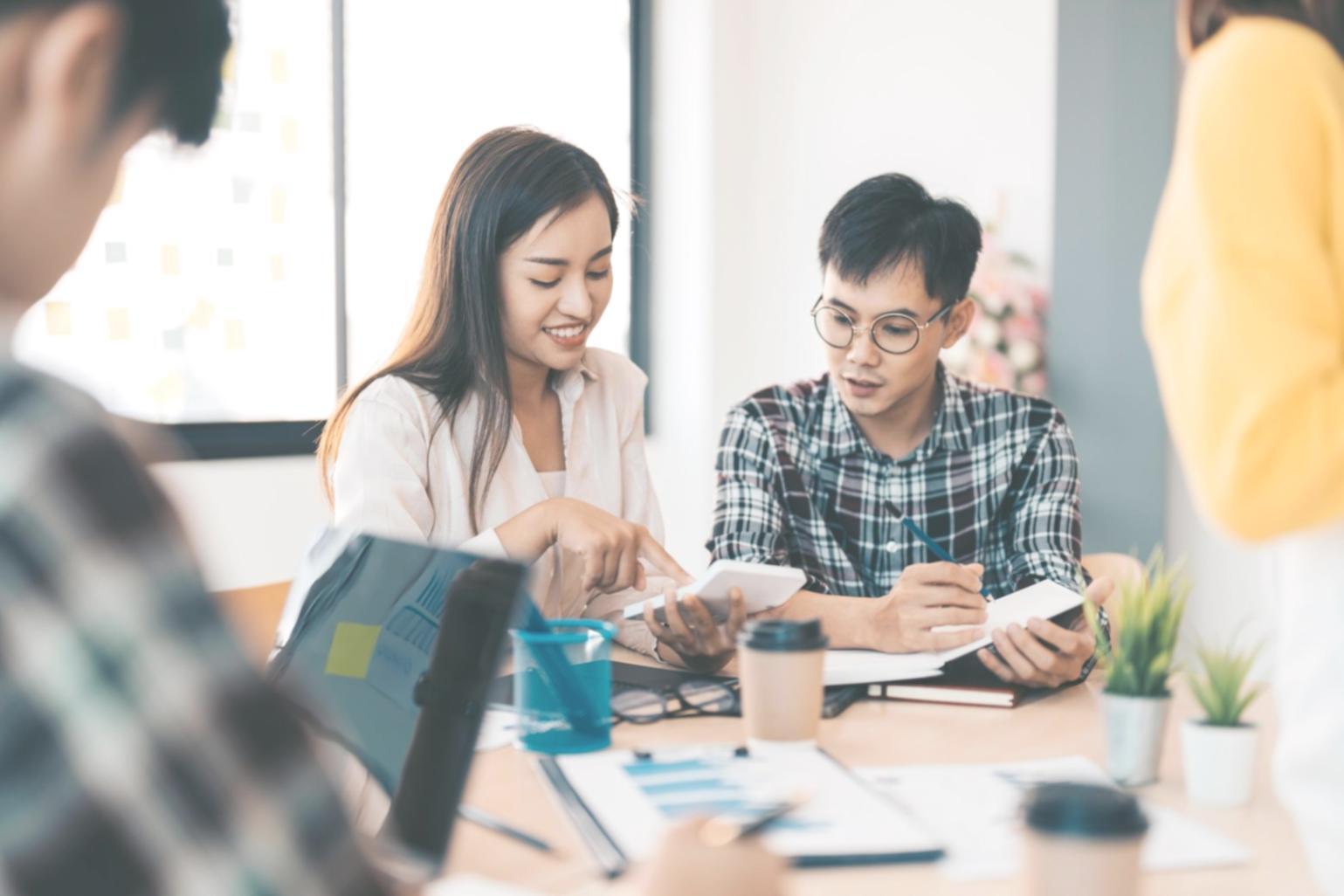 Séance de formation avec expert financier guidant des professionnels